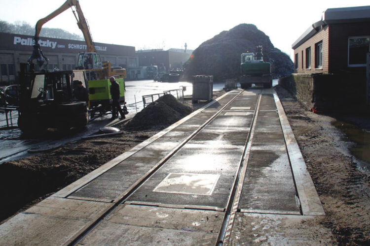 Combined scales for rail and road vehicles with 2-piece, 18 m long weighbridge and recessed rails Ph37