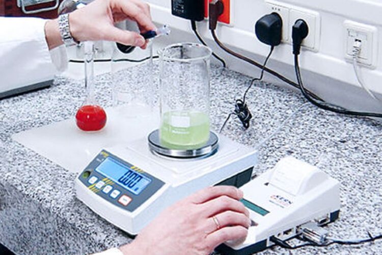 Laboratory and medical scales