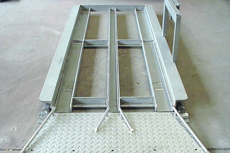 Stainless steel above-ground scale with ramp for weighing 3-wheeled buckets