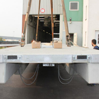 The old weighbridge is hydraulically lifted out of the pit, pulled out of the loading road by crane and rolling construction, loaded and transported to a recycling plant