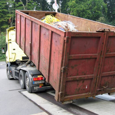 Steel set-down strips on half or the entire weighbridge for roll-off containers or skips