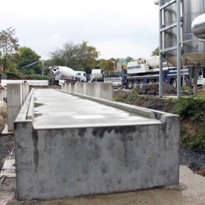 Execution of the pit walls at scraper board height of the weighbridge