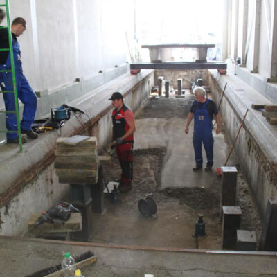 The old weighbridge is hydraulically lifted out of the pit, pulled out of the loading road by crane and rolling construction, loaded and transported to a recycling plant