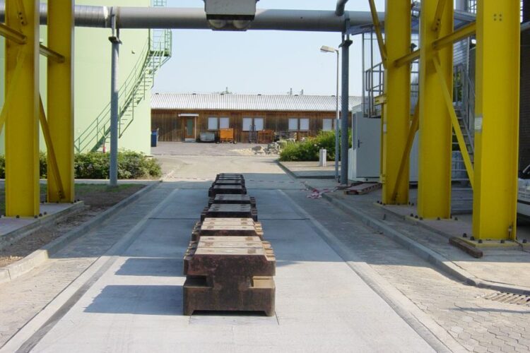 Underfloor flat scale with 2-piece precast concrete weighbridge