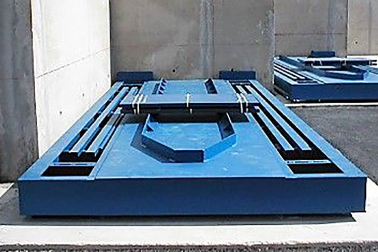 Scales for roll-off container with stop